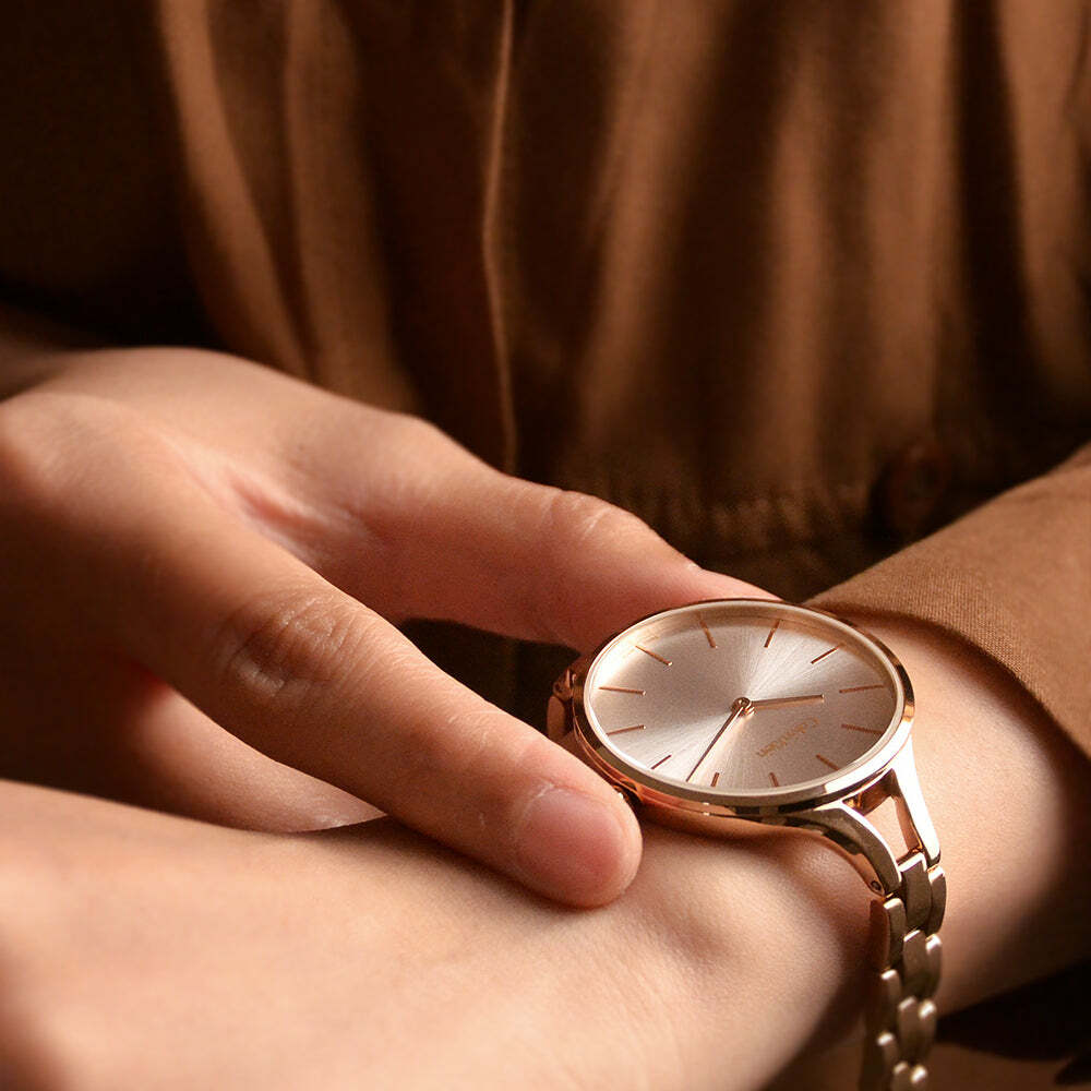 Montre Calvin Klein Graphic K7E23646 pour Femme, Cadran Argent et Bracelet Acier Or Rose vue 3