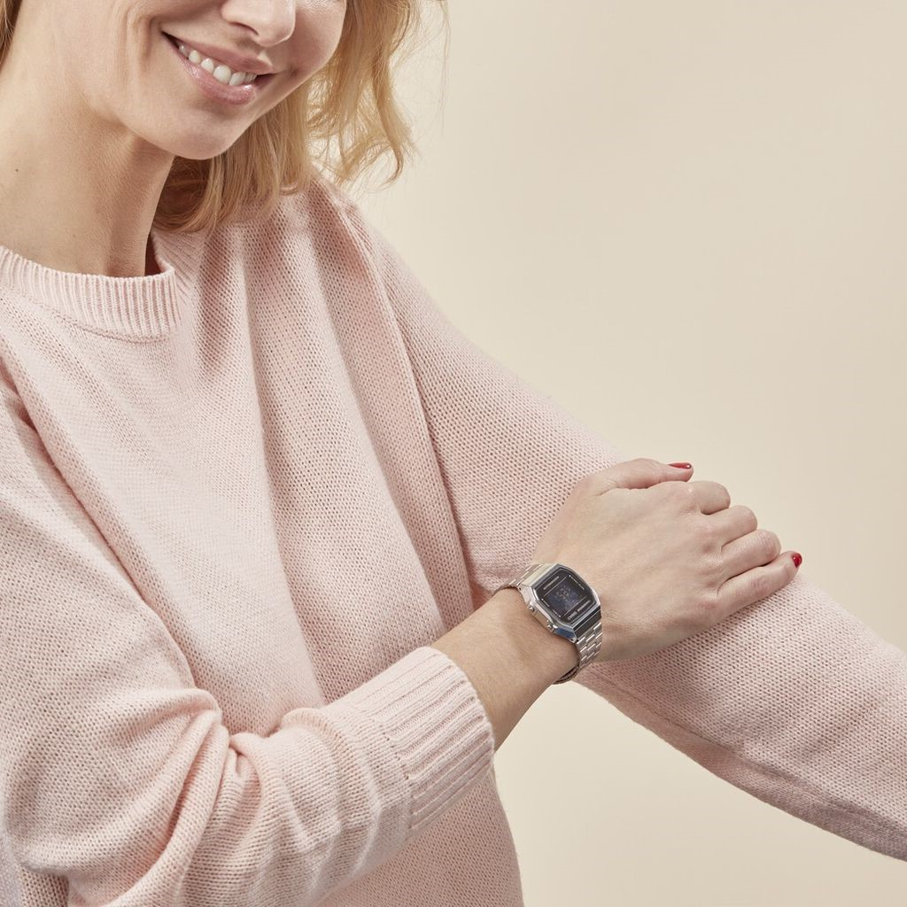 Montre Casio A168WEM-1EF à Cadran Noir Miroir et Bracelet en Métal Gris vue 4