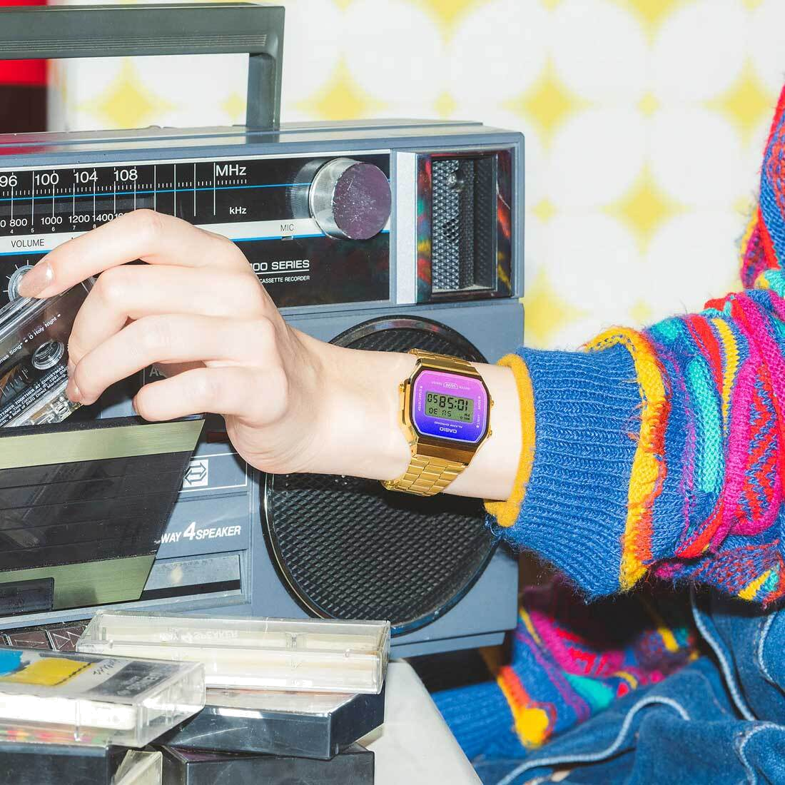 Montre Casio Vintage Digitale A168WERG-2AEF - Boîtier Or et Cadran Dégradé Violet Rose - Unisexe vue 4