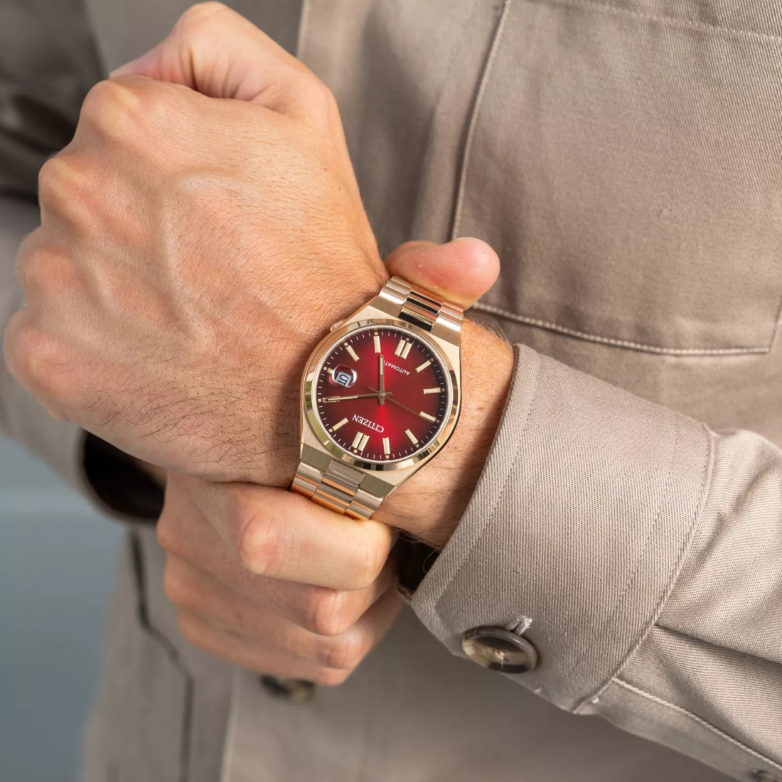 Montre Citizen Automatique NJ0153-82X - Cadran Rouge Soleillé, Boîtier et Bracelet Or Rose Acier vue 4