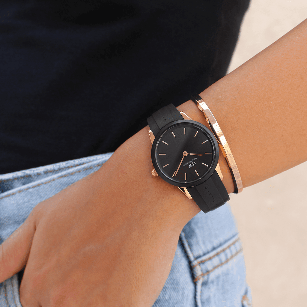 Montre Daniel Wellington DW00100426 Iconic Link 32mm, Cadran Noir, Boîtier Or Rose, Bracelet Silicone Noir - Pour Femme vue 4
