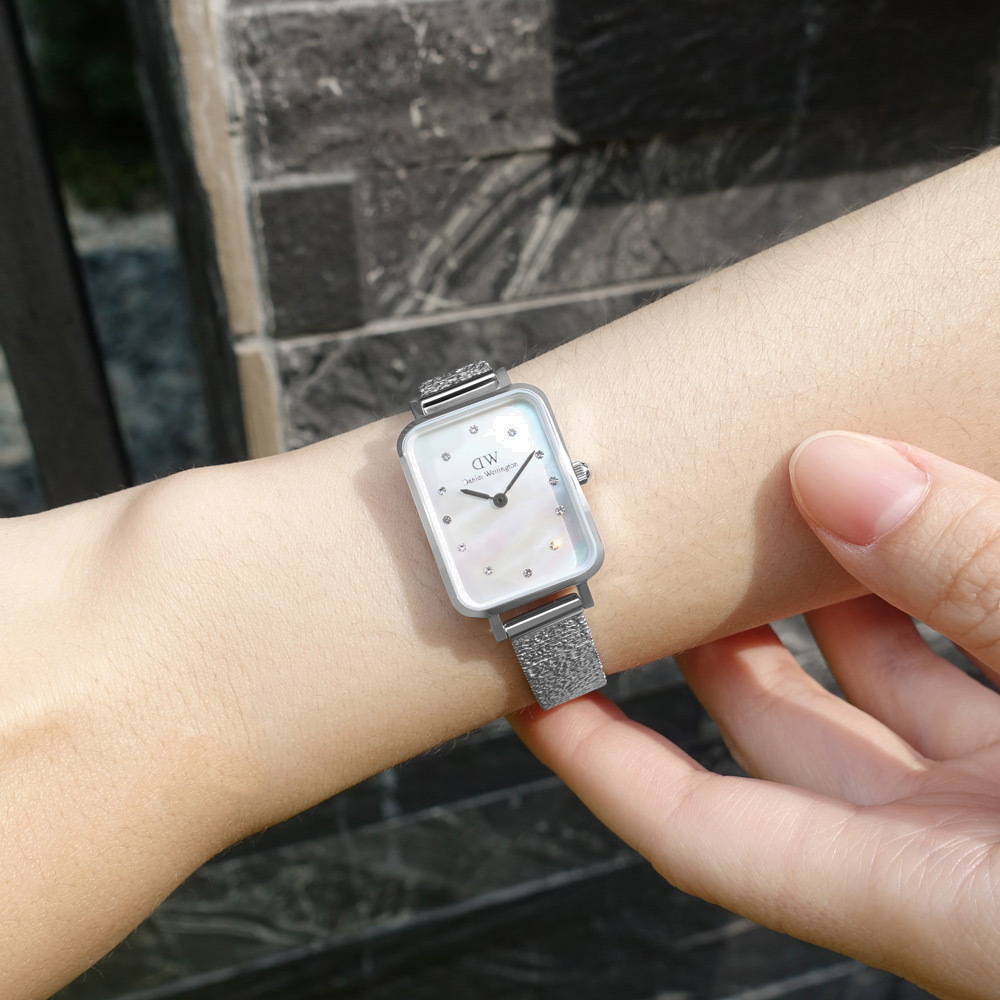 Montre Daniel Wellington Quadro Pressed Piano DW00100580 Rectangulaire en métal gris vue 4