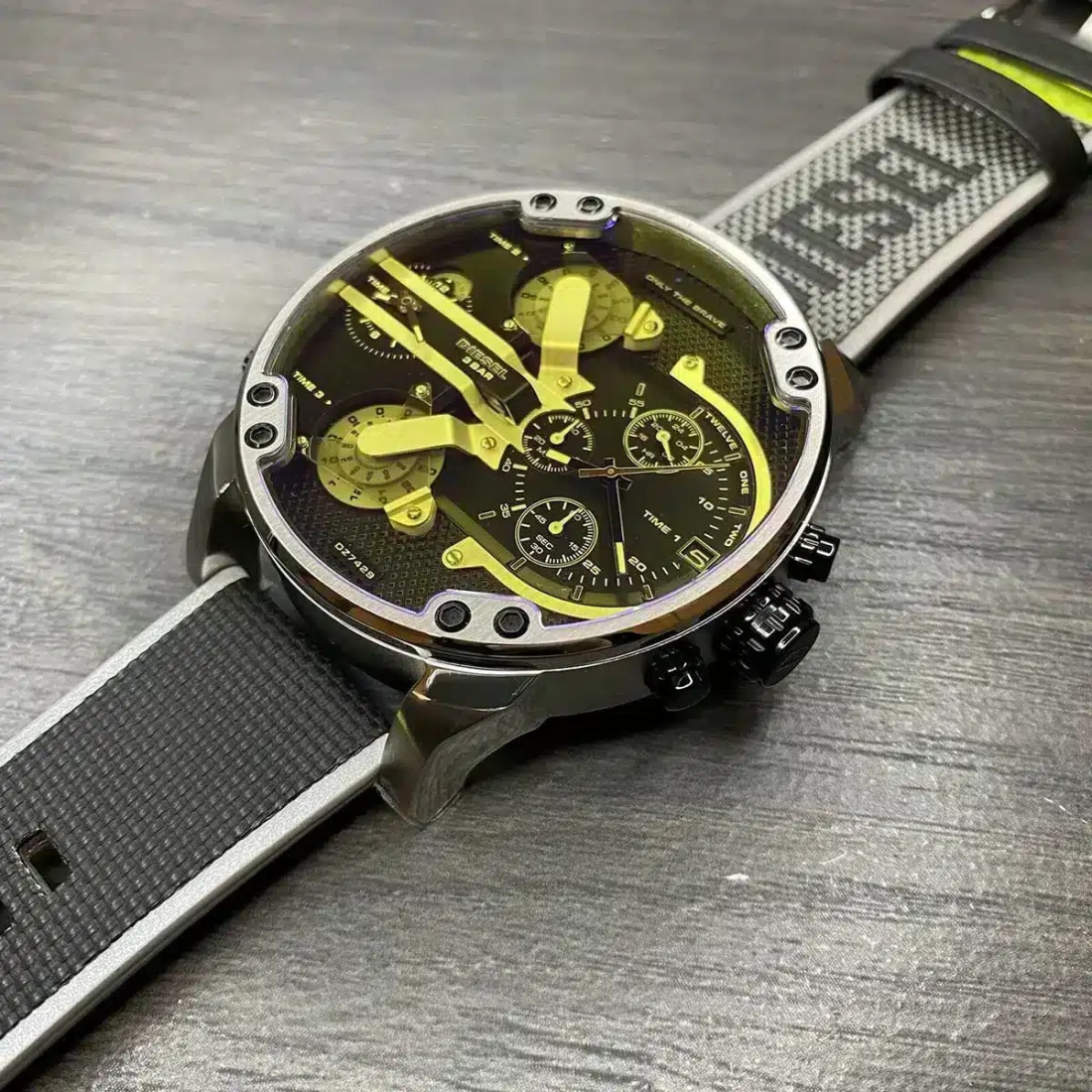 Montre Diesel Mr. Daddy 2.0 XXL DZ7429 pour Homme, Cadran 56mm Noir, Bracelet Gris Cuir/Tissu vue 3