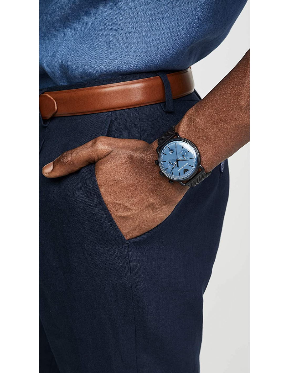 Montre Homme Emporio Armani Aviator AR11201, boîtier et maille milanaise noire, cadran bleu vue 3