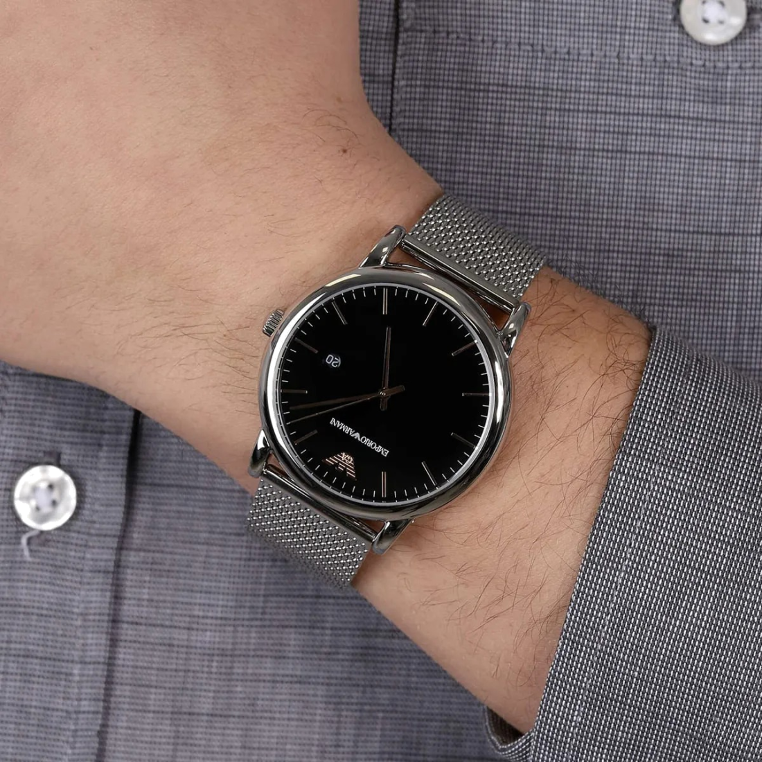 Montre Homme Emporio Armani Luigi AR11272 Cadran Noir Boîtier Argent Bracelet Maille Milanaise vue 4