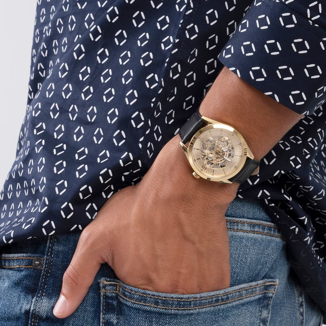 Montre Homme Guess Tailor GW0389G2 - Boîtier or, cadran doré multifonction, bracelet cuir noir vue 5