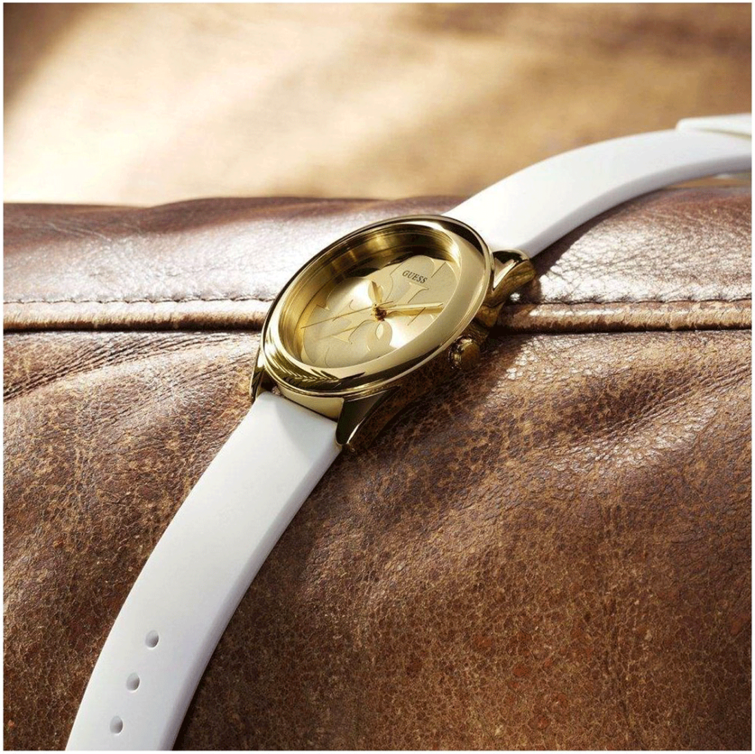 Montre Guess W0911L7 pour Femme - Cadran Doré et Bracelet Silicone Blanc vue 4