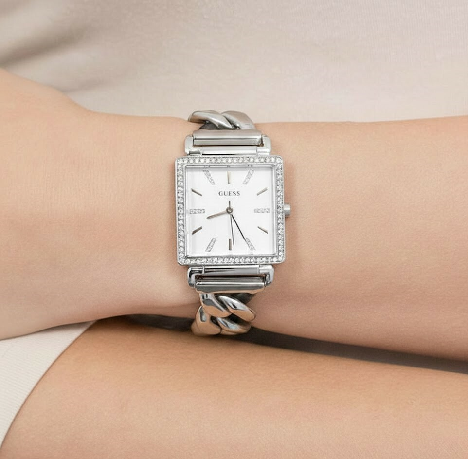 Montre Femme Guess Vanity W1030L1 boitier carré acier argenté orné de cristaux vue 4