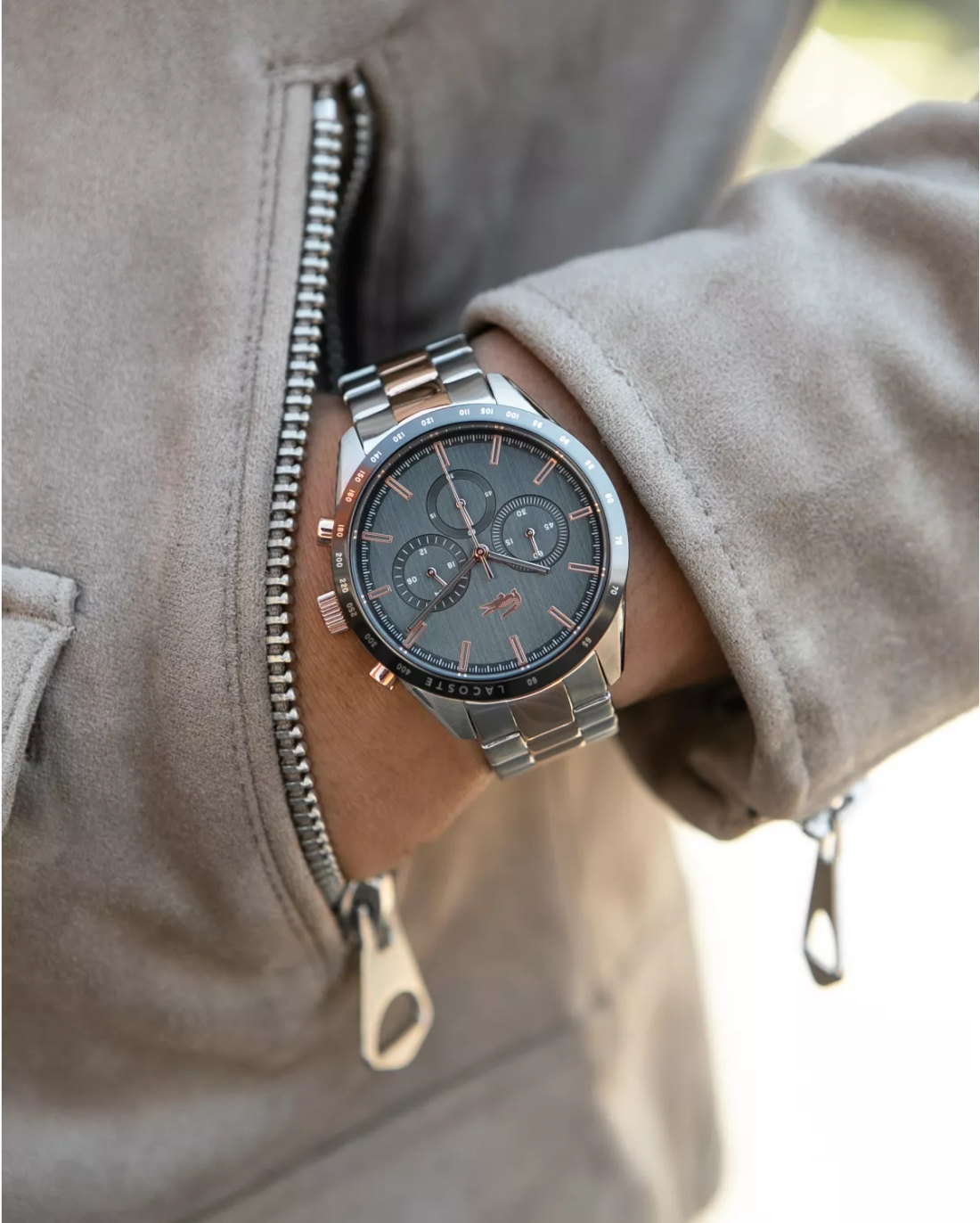 Montre Lacoste 2011112 en Acier Bicolore avec Cadran Noir et Chronographe vue 4