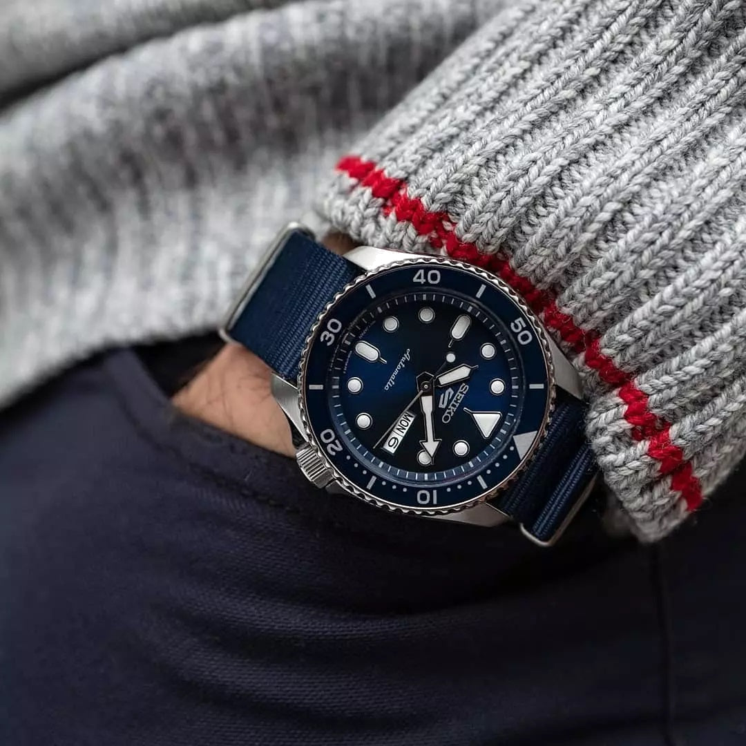 Montre Seiko SRPD51K2 Automatique Cadran Bleu et Bracelet NATO vue 5