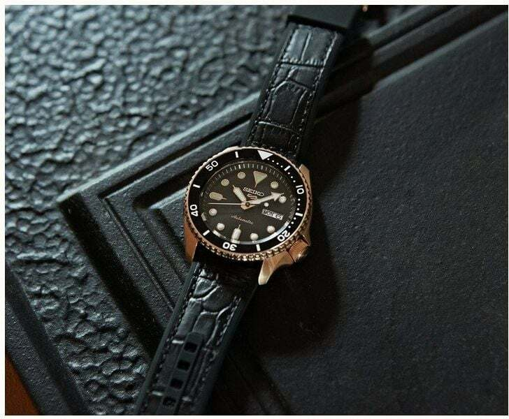 Montre Seiko 5 Sports SRPD76K1 Automatique Homme - Boîtier Or Rose, Cadran Noir, Bracelet Silicone vue 2