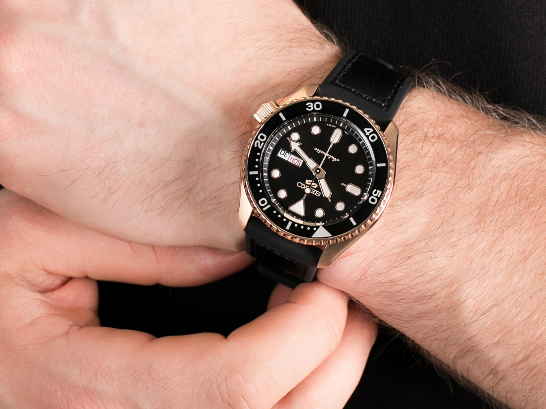 Montre Seiko 5 Sports SRPD76K1 Automatique Homme - Boîtier Or Rose, Cadran Noir, Bracelet Silicone vue 5