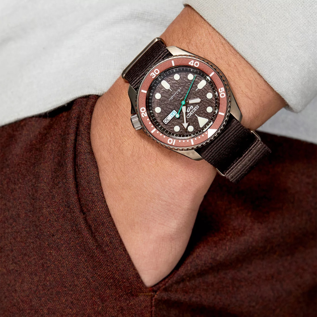 Montre Seiko 5 SRPD85K1 Automatique Homme - Cadran Marron Soleillé, Boîtier Acier et Bracelet Nylon Kaki vue 4