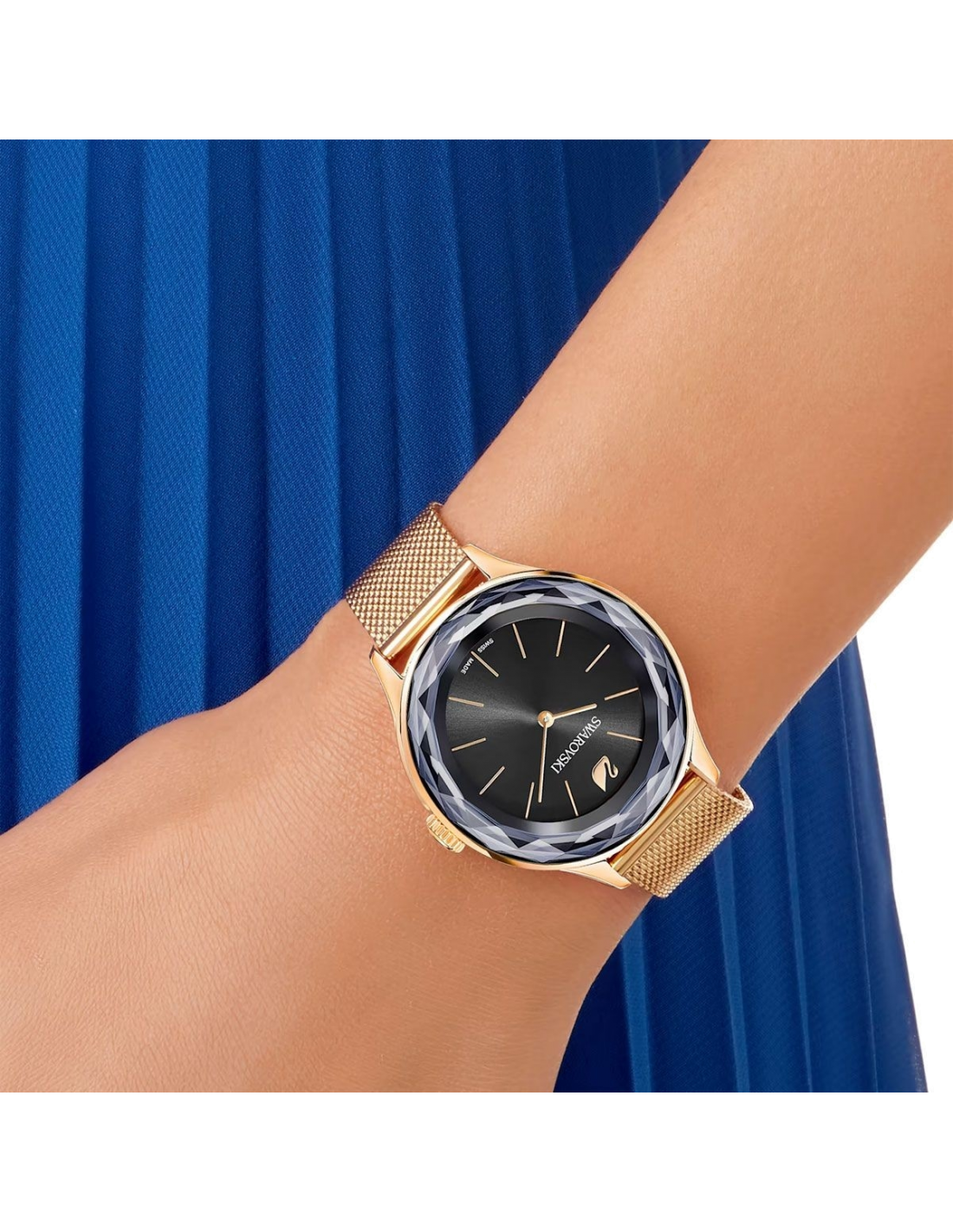 Montre Swarovski Octea Nova 5430424 pour femme, cadran noir et bracelet maille milanaise or rose vue 4